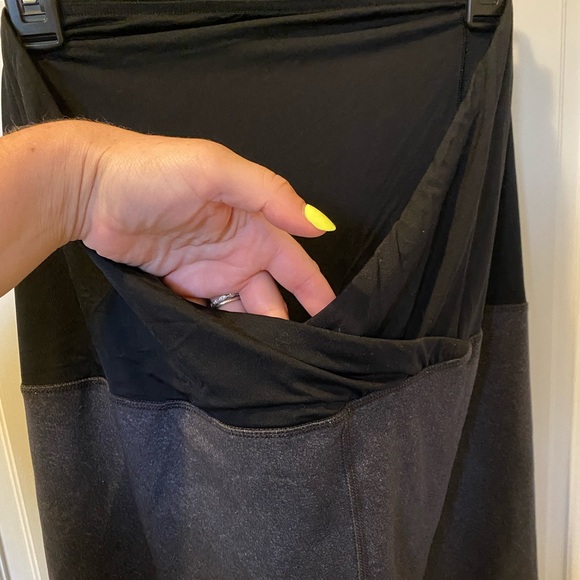 Isabel Maternity activewear leggings with cross over panel - Picture 3 of 4